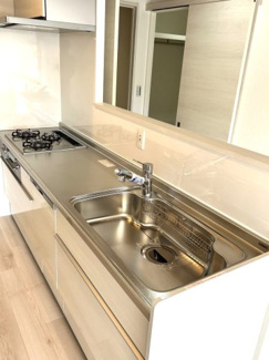 【キッチン】 | ■全面改装済み（2025年8月16日）■シャンボール茨木 | 【改装内容】
・浴室新調・キッチン新調・洗面台W750新調・トイレ新調・洗濯機置場新設（給湯器は既設再利用）・掃き出し窓に内窓新規設置・廊下幅広げてます