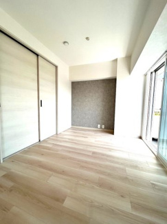 【居間・リビング】 | ■全面改装済み（2025年8月16日）■シャンボール茨木 | 【改装内容】
・浴室新調・キッチン新調・洗面台W750新調・トイレ新調・洗濯機置場新設（給湯器は既設再利用）・掃き出し窓に内窓新規設置・廊下幅広げてます