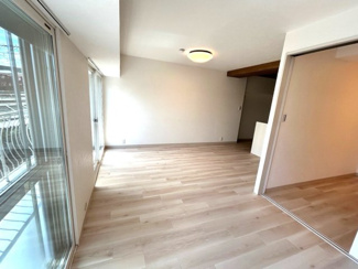 【居間・リビング】 | ■全面改装済み（2025年8月16日）■シャンボール茨木 | 【改装内容】
・浴室新調・キッチン新調・洗面台W750新調・トイレ新調・洗濯機置場新設（給湯器は既設再利用）・掃き出し窓に内窓新規設置・廊下幅広げてます