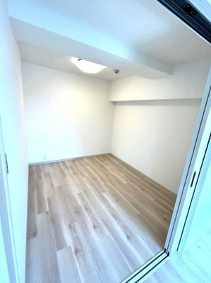 【洋室】 | ■全面改装済み（2025年8月16日）■シャンボール茨木 | 【改装内容】
・浴室新調・キッチン新調・洗面台W750新調・トイレ新調・洗濯機置場新設（給湯器は既設再利用）・掃き出し窓に内窓新規設置・廊下幅広げてます