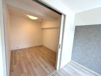 【洋室】 | ■全面改装済み（2025年8月16日）■シャンボール茨木 | 【改装内容】
・浴室新調・キッチン新調・洗面台W750新調・トイレ新調・洗濯機置場新設（給湯器は既設再利用）・掃き出し窓に内窓新規設置・廊下幅広げてます