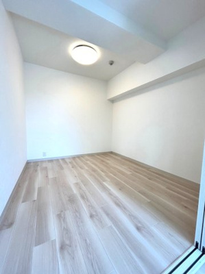 【洋室】 | ■全面改装済み（2025年8月16日）■シャンボール茨木 | 【改装内容】
・浴室新調・キッチン新調・洗面台W750新調・トイレ新調・洗濯機置場新設（給湯器は既設再利用）・掃き出し窓に内窓新規設置・廊下幅広げてます