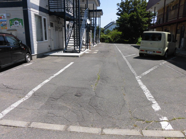 エスレイア西16条の駐車場