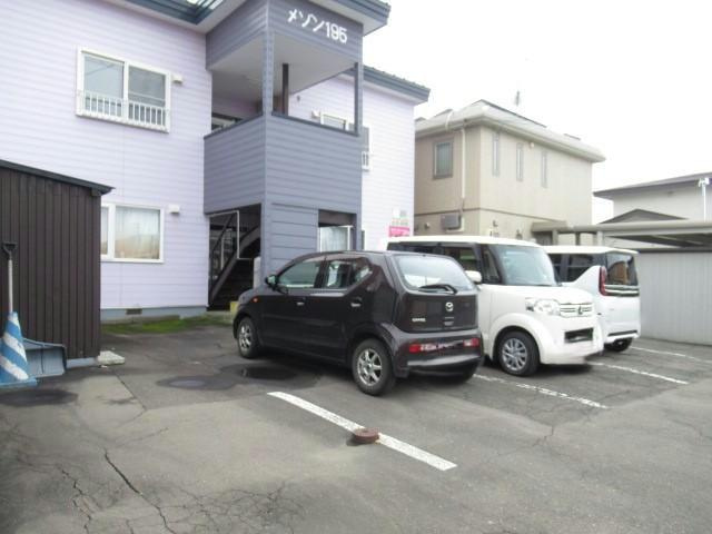 メゾン195の駐車場