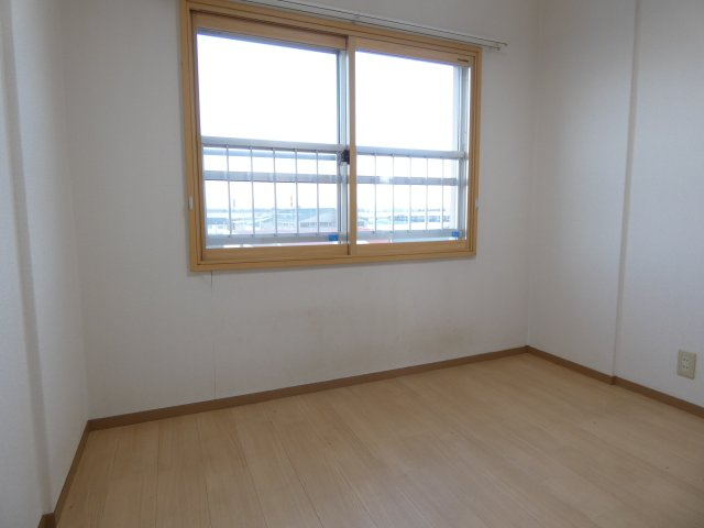 マンション鹿内の洋室