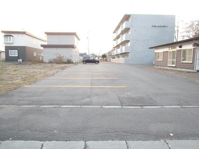 ファミールシャトーの駐車場