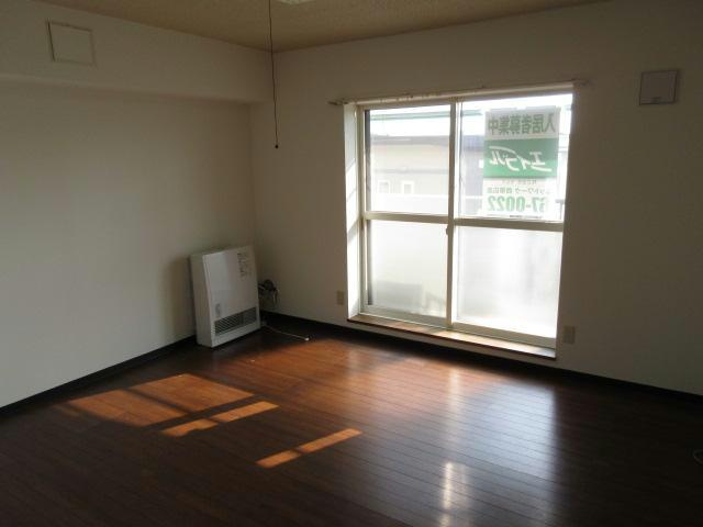 ファミールシャトーの居間・リビング