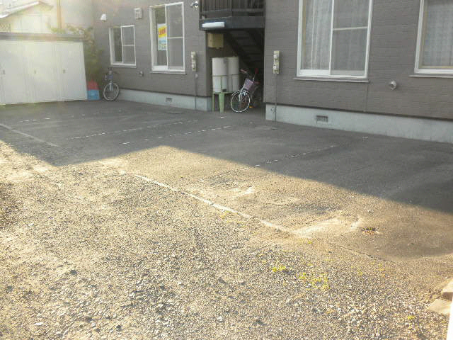 コーポ公園下町の駐車場