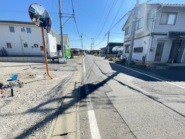 新築戸建・建売　大泉町寄木戸第16　Cradle Garden　全3棟の前面道路含む現地写真|車通りが少なく静かな住宅街に立地♪前面道路も穏やかな雰囲気でゆったりとした暮らしができます♪