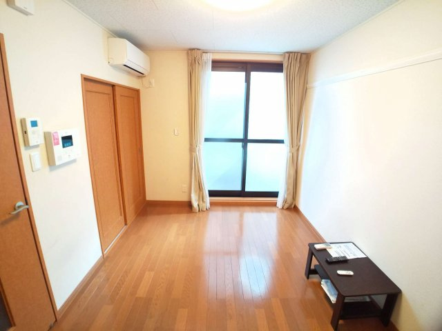 レオパレスカサブランカⅡの居間・リビング|ワイドな窓にて明るいお部屋