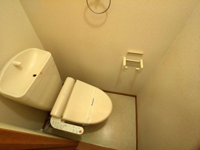 レオパレスカサブランカⅡのその他|明るく清潔感のあるトイレ