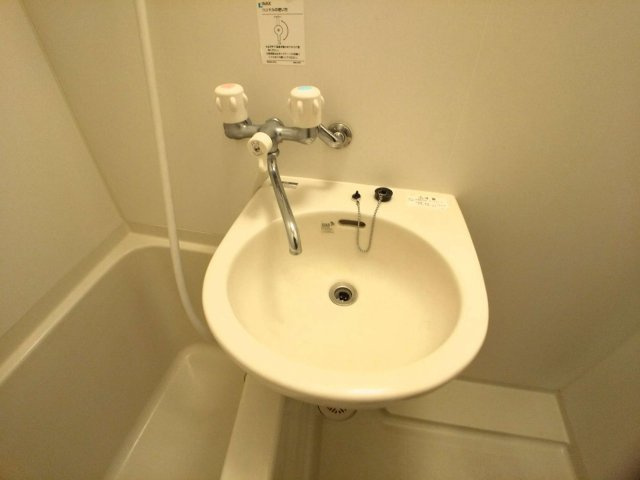 レオパレスカサブランカⅡの内装|鏡を備え　準備のしやすい洗面台