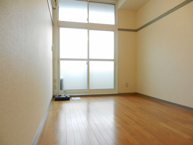 レオパレス友集日の居間・リビング|明るいお部屋で憧れの一人暮らし。