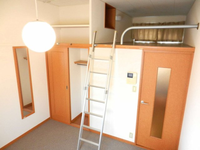 レオパレス香ヶ丘の内装|ロフトつきで便利です。