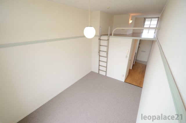 レオパレスＨＩＧＡＳＨＩＹＡＭＡの居間・リビング|写真と異なる場合が御座います