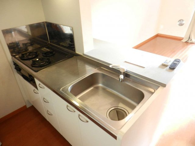 レオパレスウォームコーポ深阪のキッチン|広々キッチン、収納キャビネットもたっぷり！