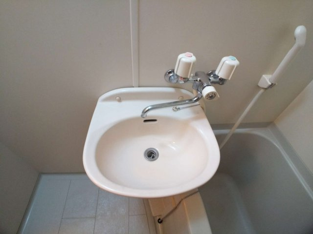 レオパレス中百舌鳥の内装|鏡を備え　準備のしやすい洗面台