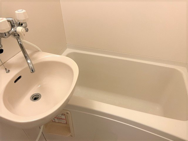 レオパレス中井町５の浴室