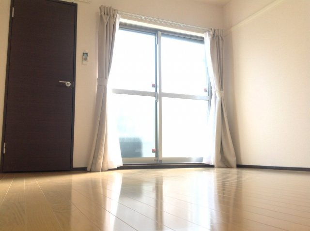 クレイノやよいの居間・リビング|ワイドな窓が広がるリビング