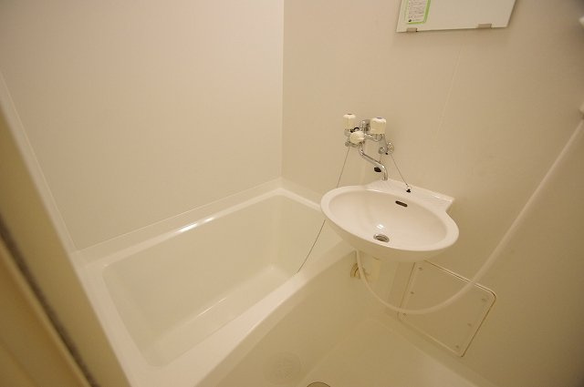 レオパレスＣｏｚｚｙＣｏｒｔの浴室