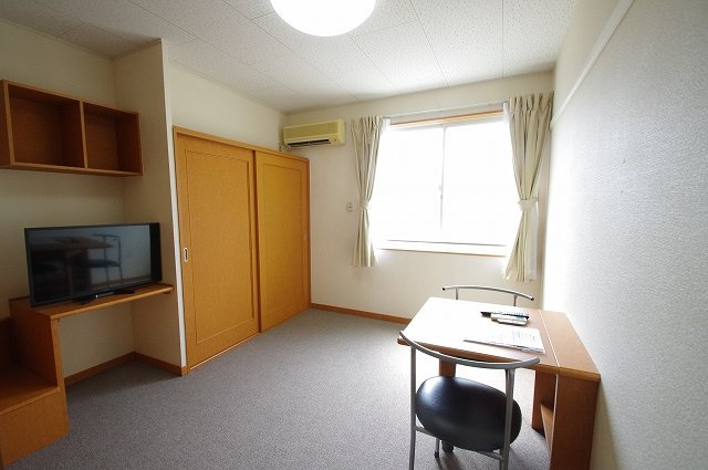 レオパレスＣｏｚｚｙＣｏｒｔの居間・リビング