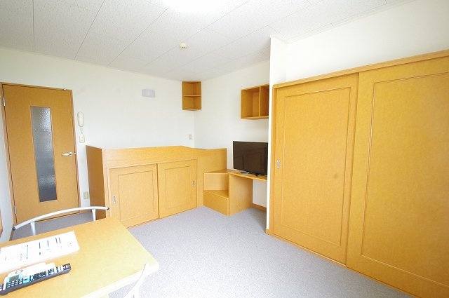 レオパレスＣｏｚｚｙＣｏｒｔの居間・リビング