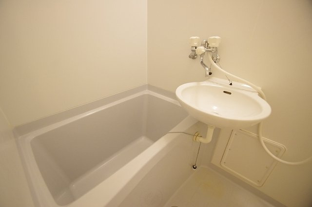 レオパレスＣｏｚｚｙＣｏｒｔの浴室