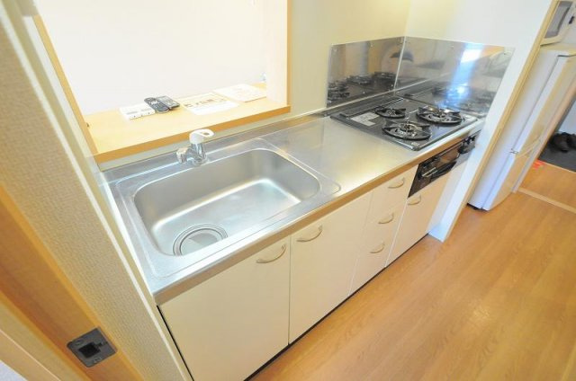 レオパレスステイシャイニィ岡のキッチン|人気のカウンターキッチン　便利で使いやすい3口コンロです。