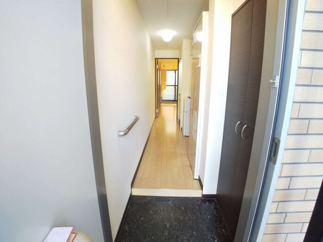 レオネクストグレイス中長尾の玄関|玄関ドアは防犯サムターン設置