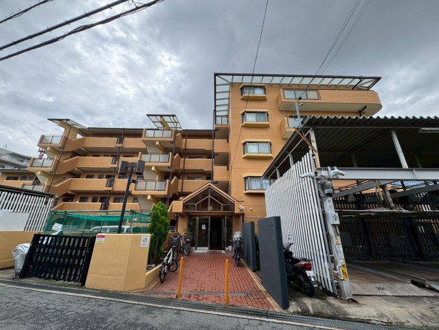 ロイヤルヒルズ待兼山の外観