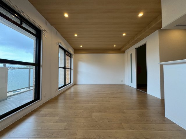 ロイヤルヒルズ待兼山の居間・リビング