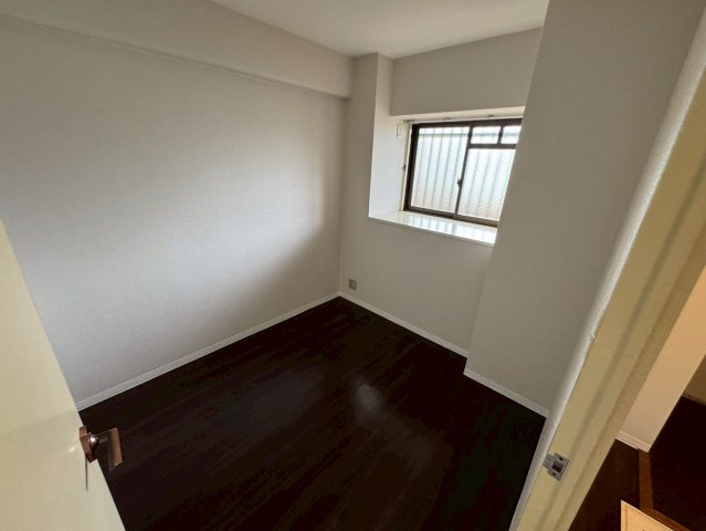 ロイヤルヒルズ待兼山の洋室