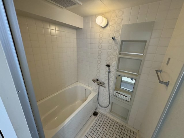 ロイヤルヒルズ待兼山の浴室