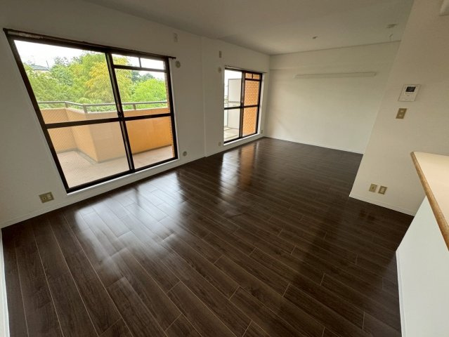 ロイヤルヒルズ待兼山の居間・リビング