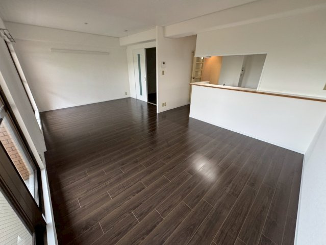 ロイヤルヒルズ待兼山の居間・リビング