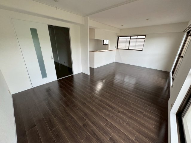 ロイヤルヒルズ待兼山の居間・リビング