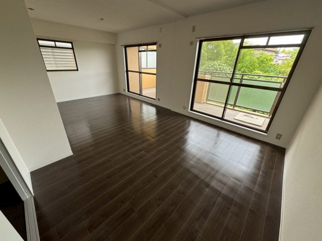 ロイヤルヒルズ待兼山の居間・リビング