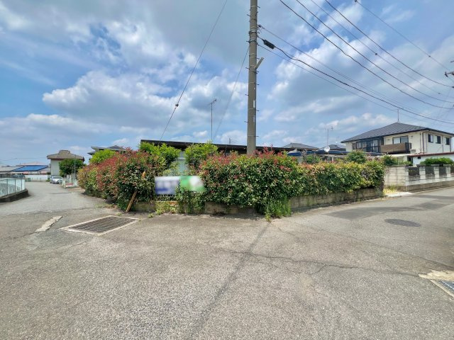 伊勢崎市新栄町　中古住宅の前面道路含む現地写真|車の通りも少なく安心の立地♪