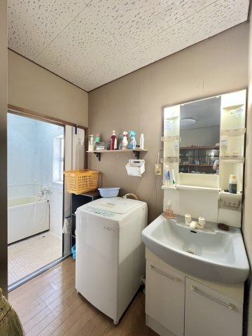 伊勢崎市新栄町　中古住宅の独立洗面台|洗濯機や収納棚を設置してもゆとりのある洗面所♪