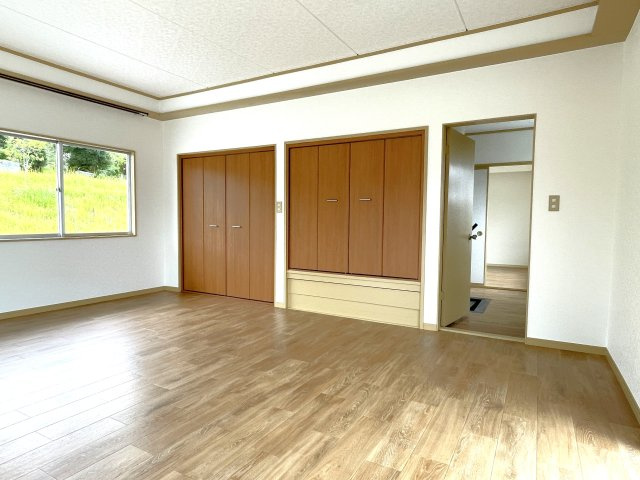 広々敷地の永田戸建の洋室