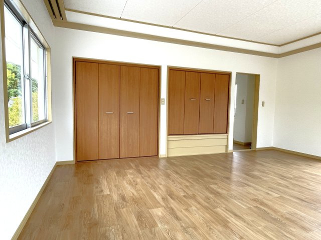 広々敷地の永田戸建の洋室