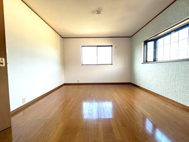 河南町さくら坂戸建の洋室