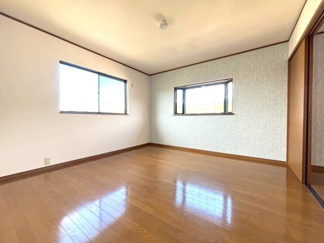 河南町さくら坂戸建の洋室