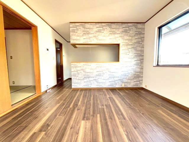 河南町さくら坂戸建の居間・リビング