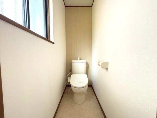 河南町さくら坂戸建のトイレ