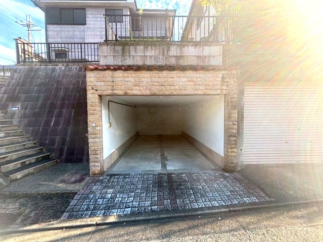 河南町さくら坂戸建の駐車場