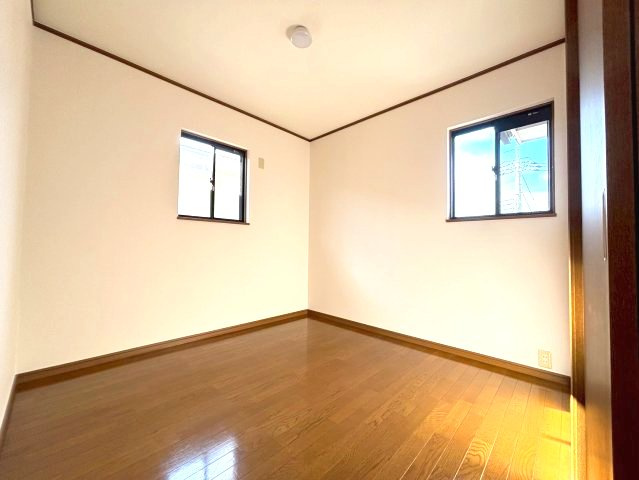 河南町さくら坂戸建の洋室