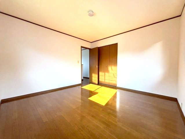 河南町さくら坂戸建の洋室
