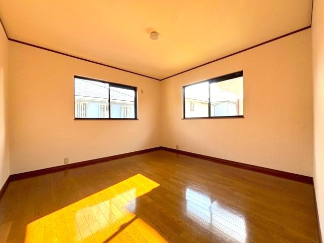 河南町さくら坂戸建の洋室