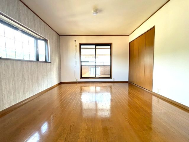 河南町さくら坂戸建の洋室